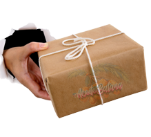 Main tenant un paquet de transport avec une boîte d'huile de foulage