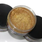 Aplicación del aceite de batana en el pelo para hidratación profunda